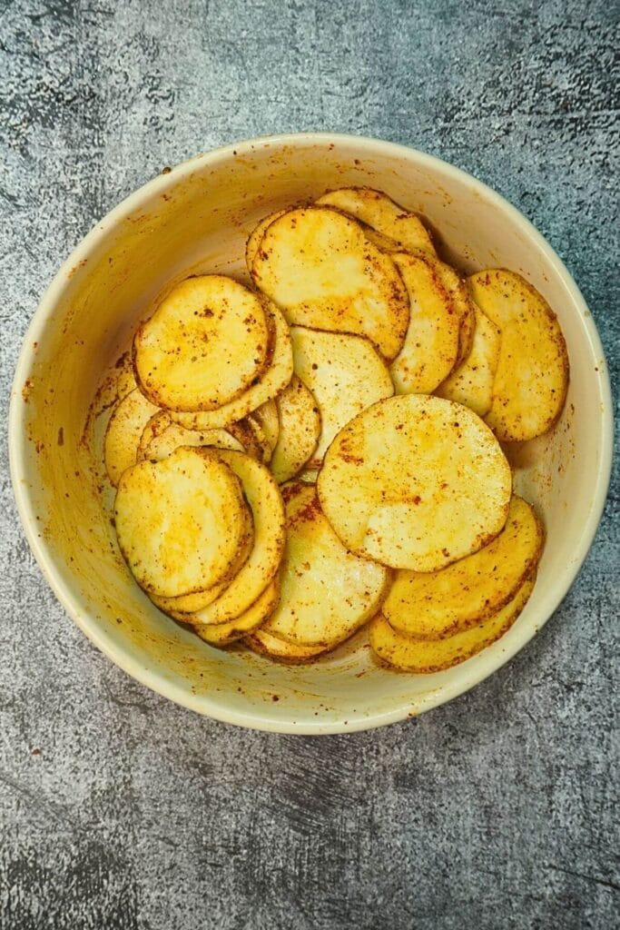 sweet potatoes chips in airfryer mix well