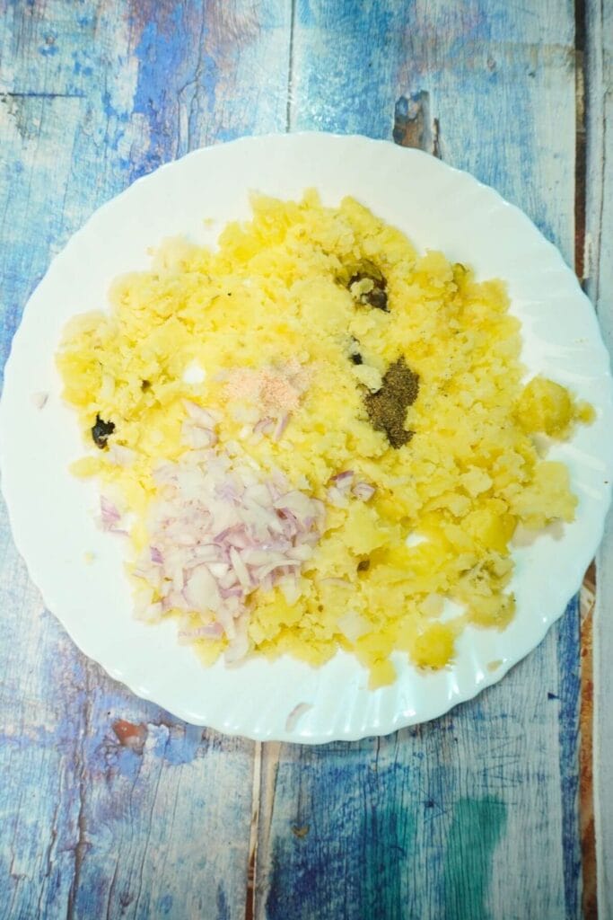 mashed potatoes in charcoal add onion and black paper