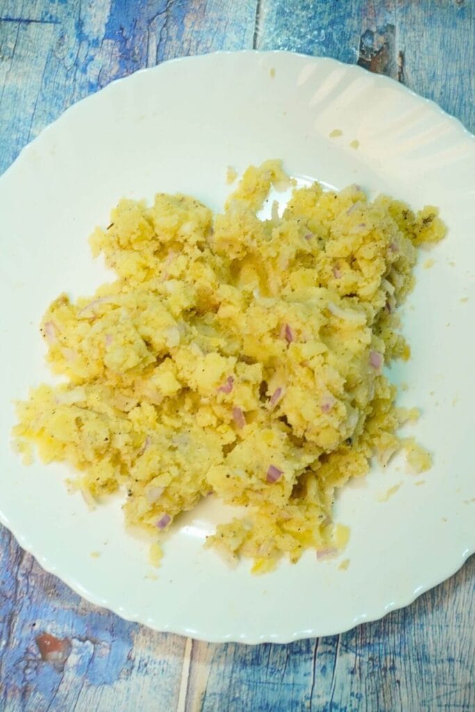 mashed potatoes in charcoal mix well