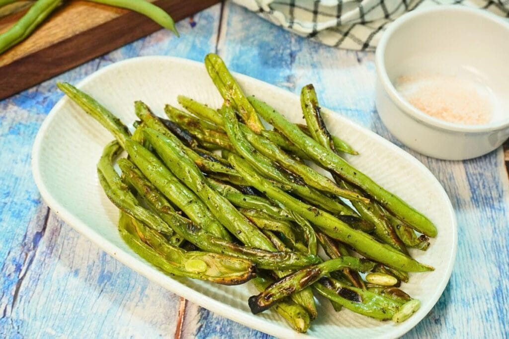 roasted green beans in air feature image