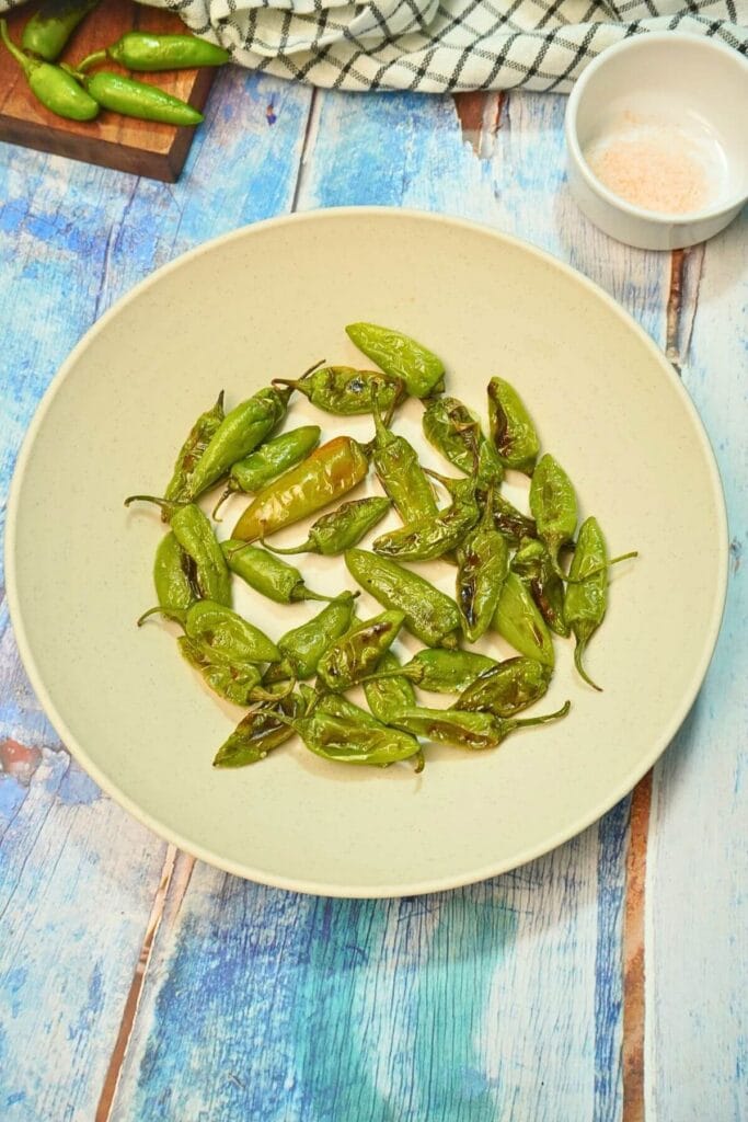 roasted green chilli in grill serving